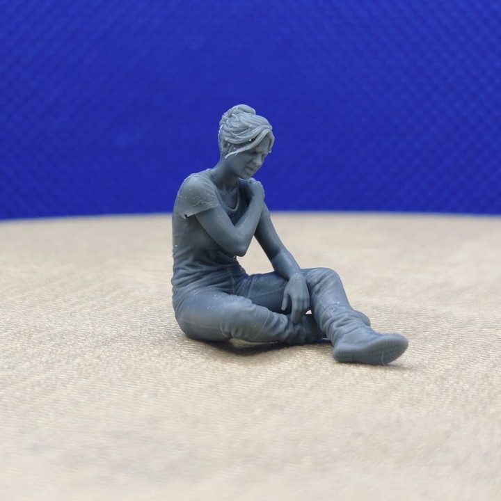 Femme assise avec une main sur l’épaule, personnage 3D Creative 1:43 en vue de trois quarts