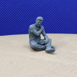 Diorama : Homme assis mal à l'épaule - Scène accident - 3D CREATIVE - 1/43