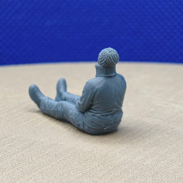 Femme assise avec une minerve en résine 3D pour diorama à l’échelle 1:43