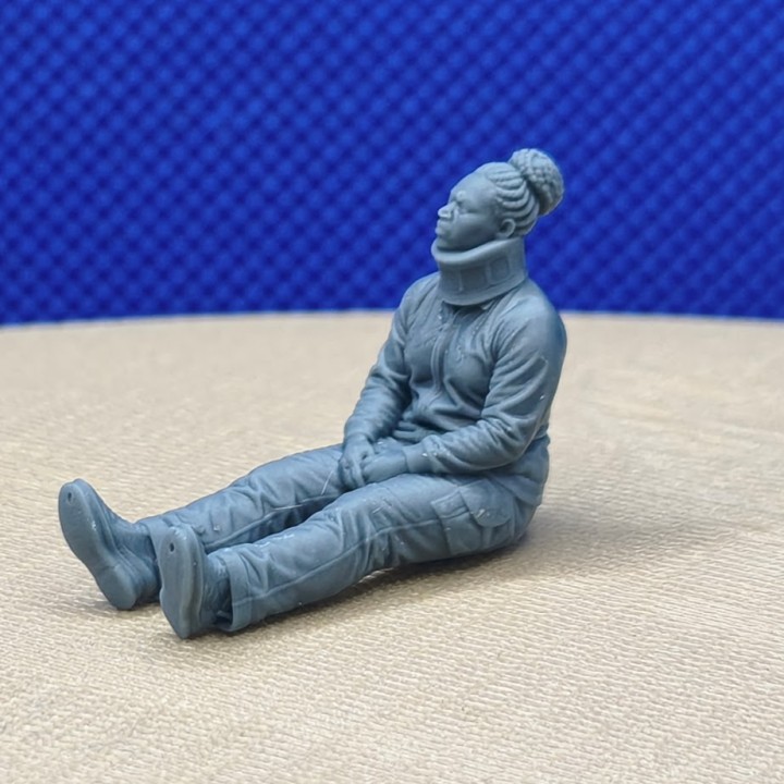 Femme assise avec une minerve 3D Creative pour scène d’hôpital au 1:43