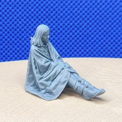 Diorama - Femme avec une couverture de survie - 3D CREATIVE - 1:43