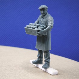 Diorama à l’échelle 1:43 représentant un maraîcher avec sa cagette de pommes