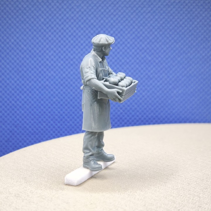Élément de diorama représentant un maraîcher avec une cagette de pommes en résine 3D