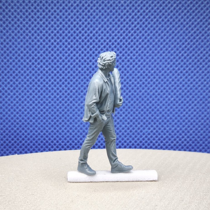 Personnage masculin tenant une grande baguette de pain pour diorama 1:43