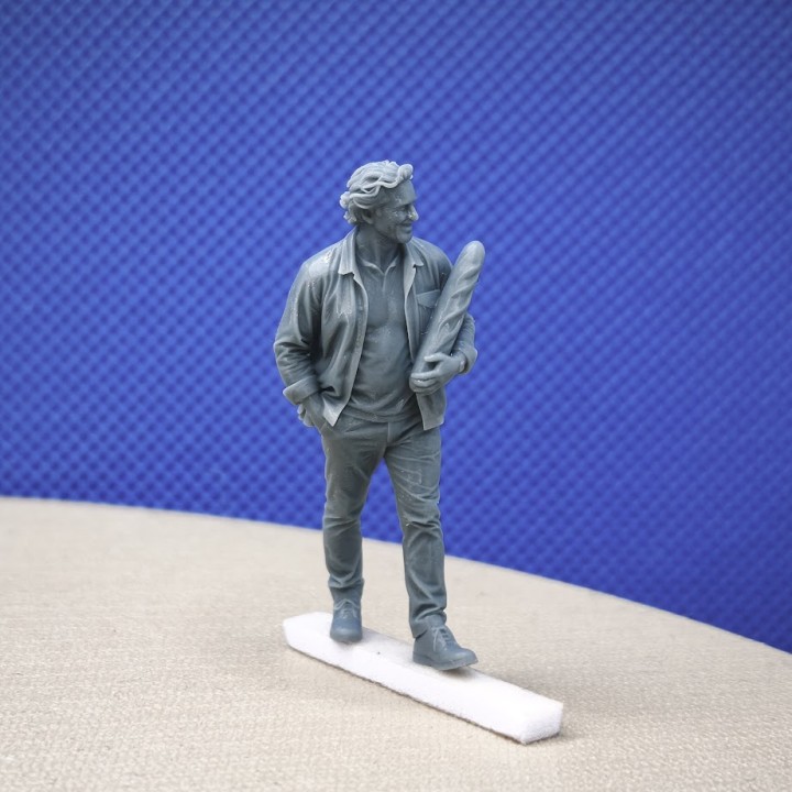 Figurine 3D Creative d’un homme avec son pain, échelle 1:43