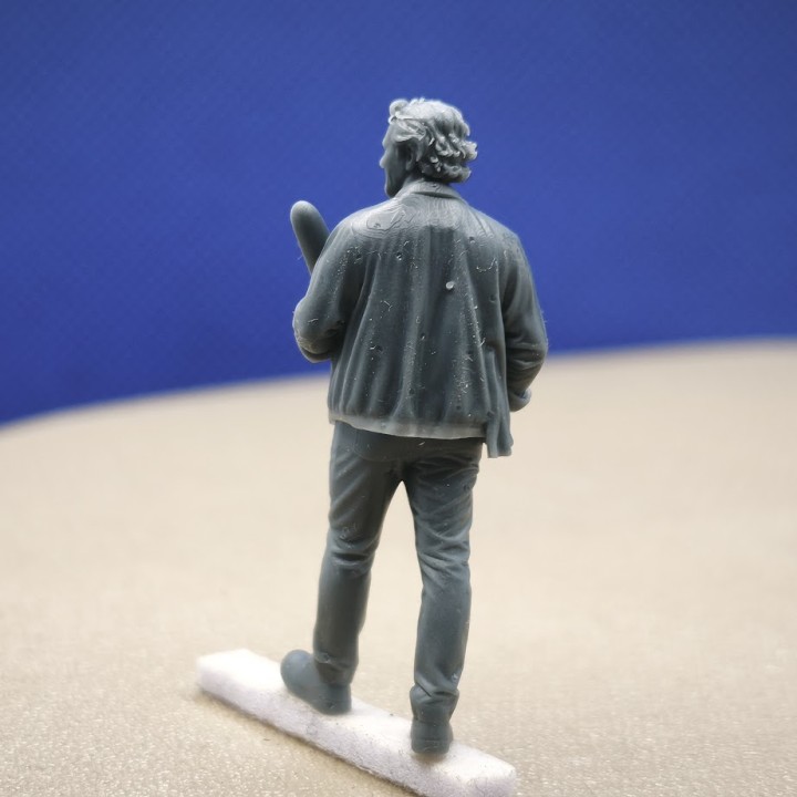 Figurine d’homme avec une baguette sous le bras pour scène de marché miniature