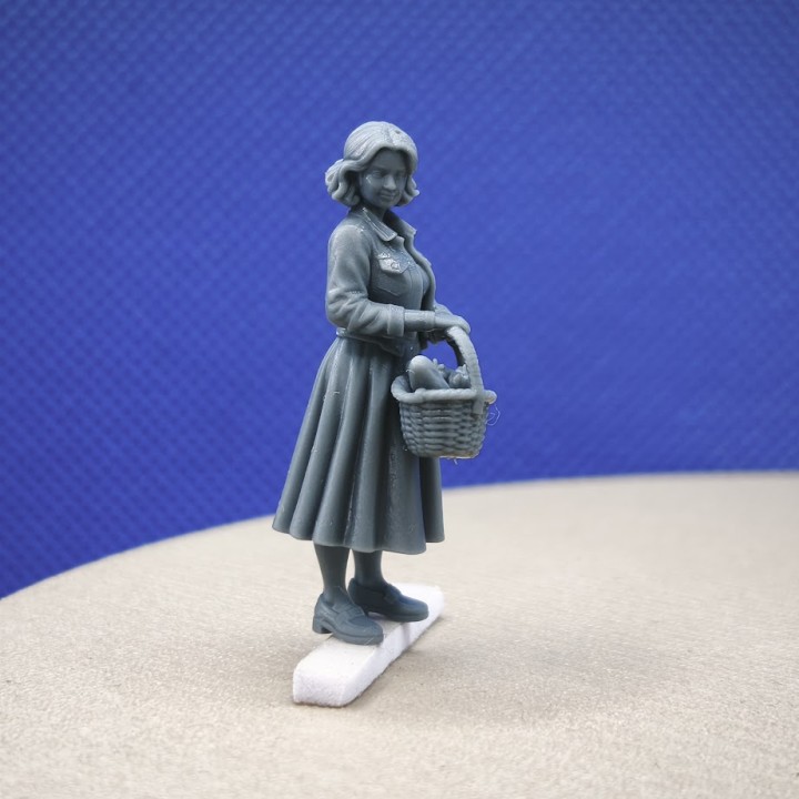 Figurine 3D Creative de femme avec panier en osier à l’échelle 1:43