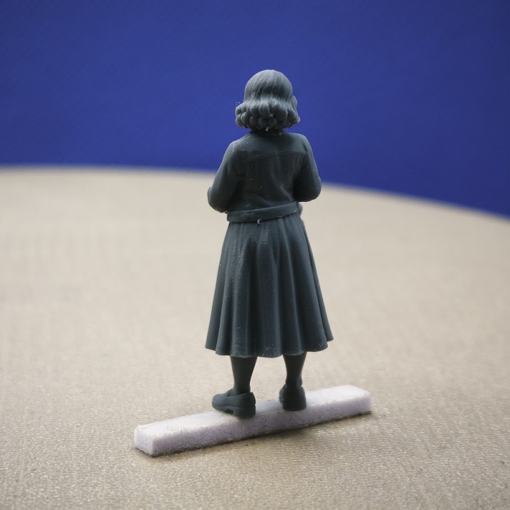 Personnage féminin avec panier de marché pour diorama à l’échelle 1:43