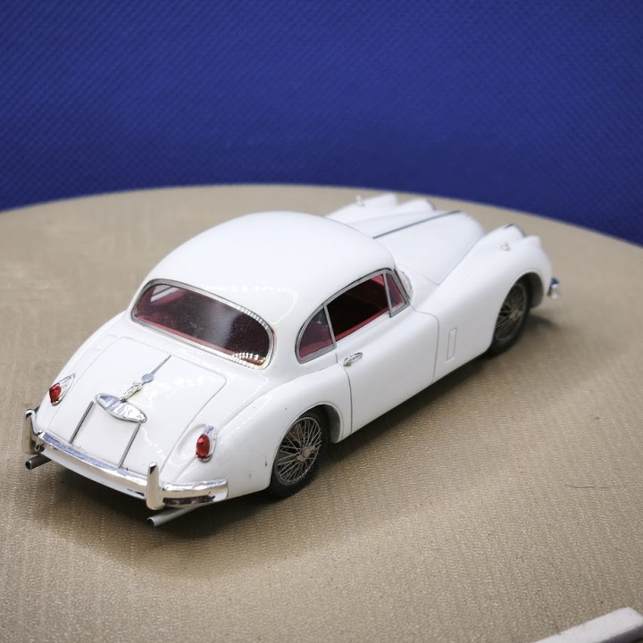 Miniature Jaguar XK 150 de 1958 blanche à l’échelle 1:43
