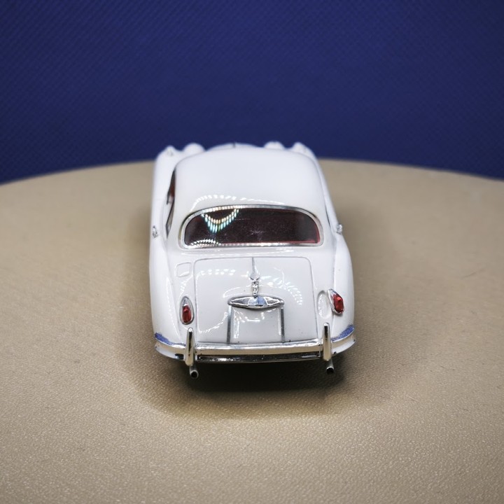 Miniature Jaguar XK 150 de 1958 blanche à l’échelle 1:43
