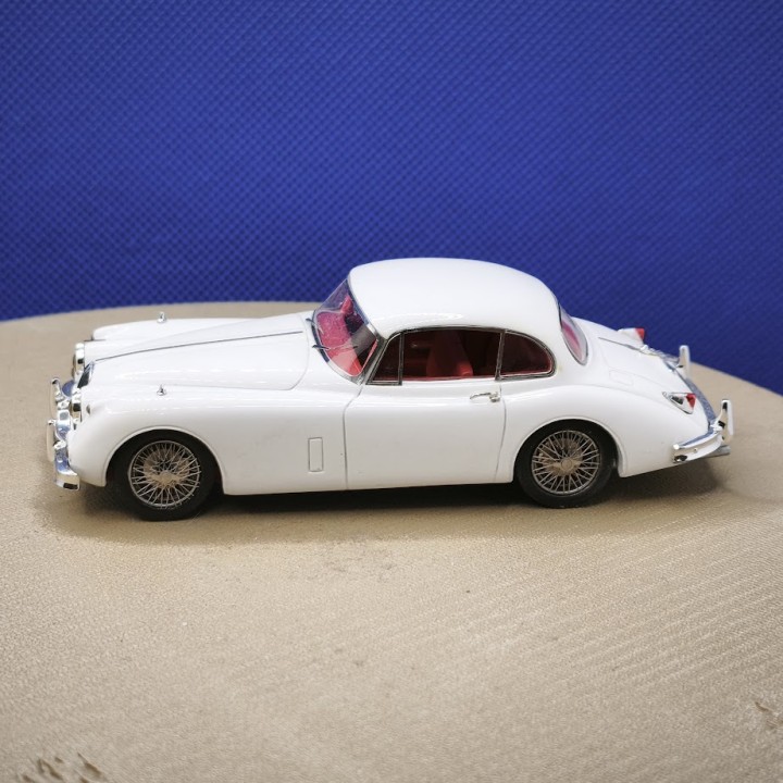 Miniature Jaguar XK 150 de 1958 blanche à l’échelle 1:43