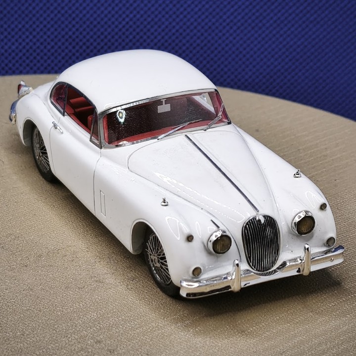 Miniature Jaguar XK 150 de 1958 blanche à l’échelle 1:43