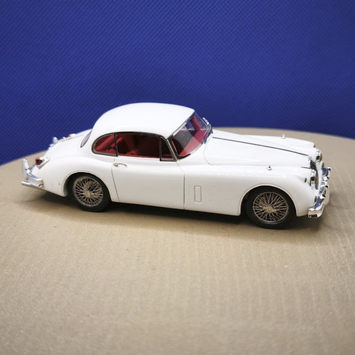 Jaguar XK 150 blanche de 1958 en miniature à l’échelle 1:43