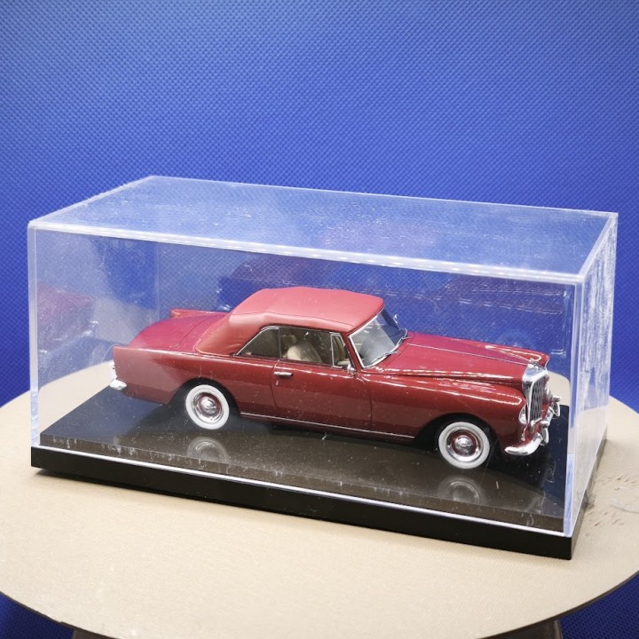 Bentley Continental S2 Twincam rouge au 1:43 présentée dans une boîte plexy