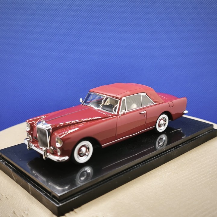 Vue avant trois quarts de la Bentley Continental S2 Twincam rouge