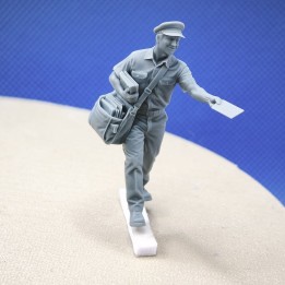 Figurine de facteur au 1:43 distribuant une lettre, vue de face