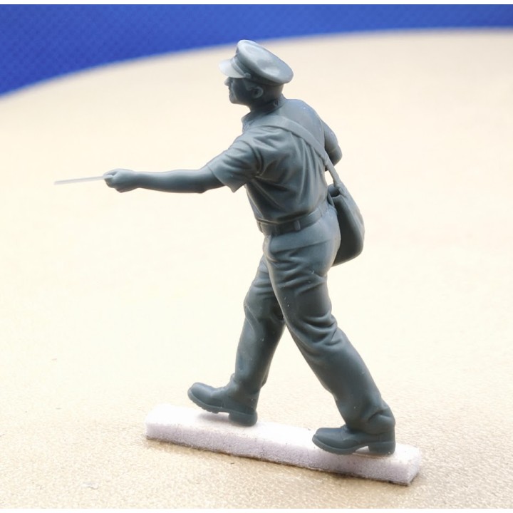 Figurine de facteur au 1:43 vue de dos en train de marcher
