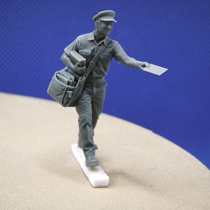 Figurine de facteur au 1:43 en résine 3D, vue non précisée