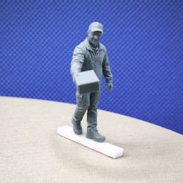 Figurine de livreur tenant un colis pour diorama à l'échelle 1:43