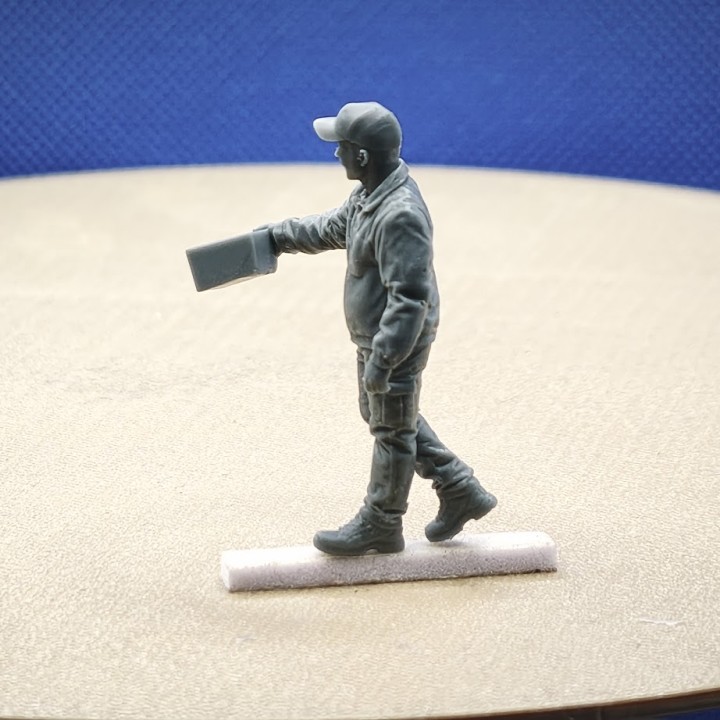 Figurine de livreur avec colis en main, fabriquée en résine 3D