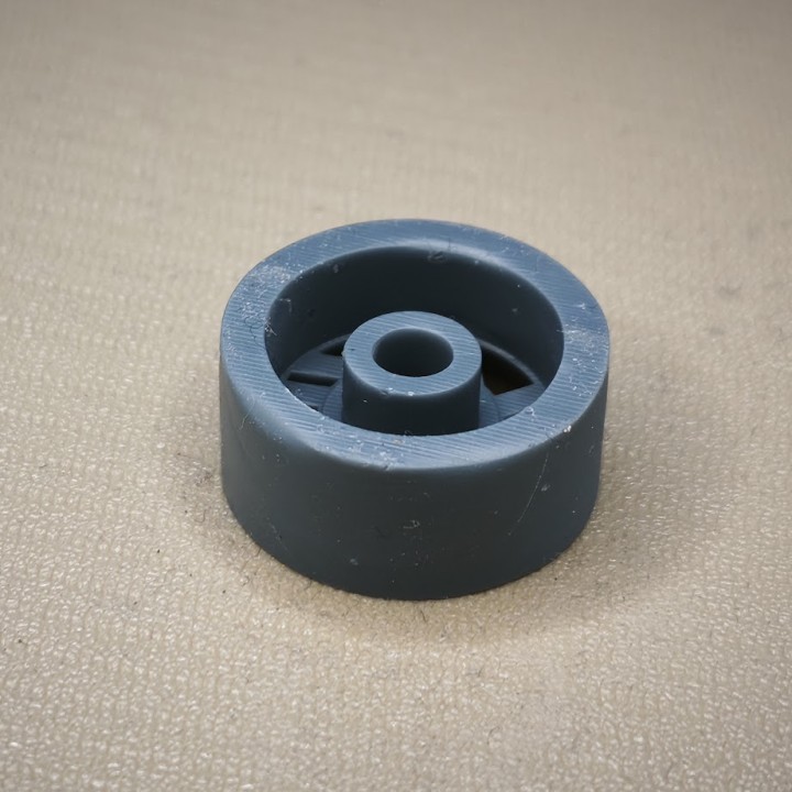 Jante miniature 1:18 vue arrière avec son ouverture centrale pour l’axe de roue