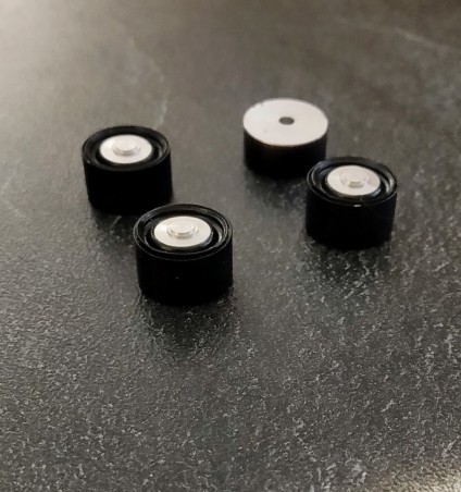 4 jantes noires en alu Peugeot 401 - Diam. 13mm - Ech. 1:43