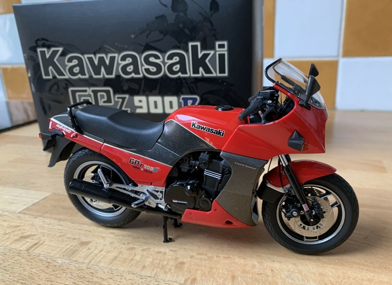 Kawasaki GPZ 900R 1/12 Wit’s 1/18 de Maverick