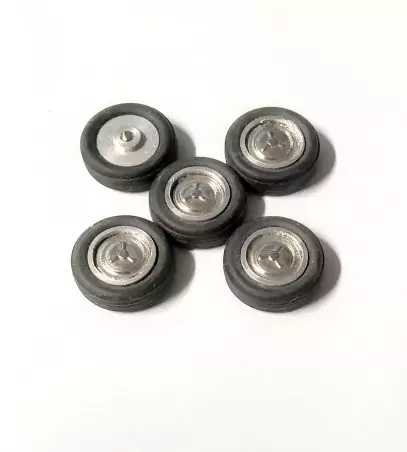 5 roues complètes - Chrome - Alu et White Metal - Ech 1:43