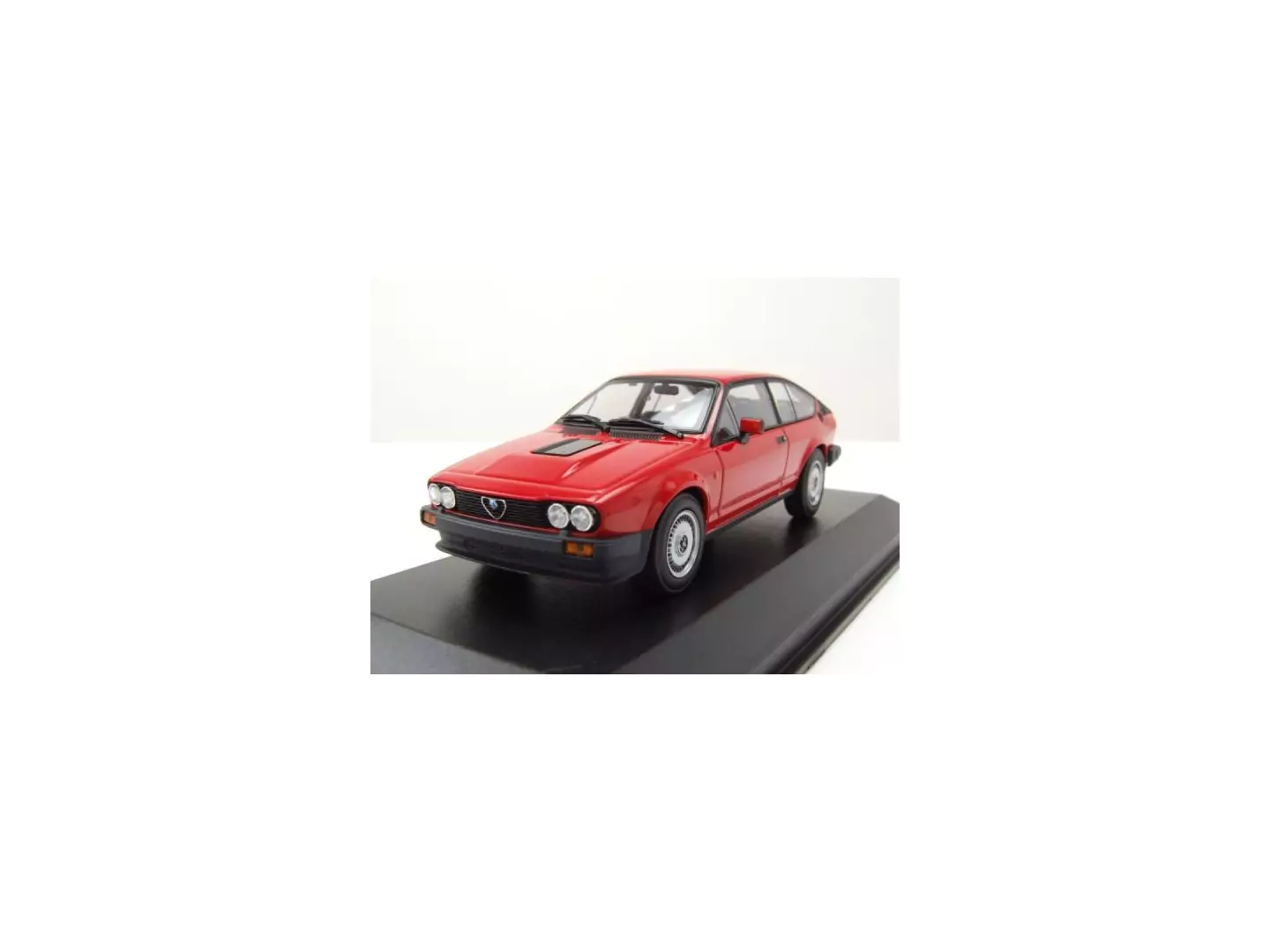 Marketplace : ALFA ROMEO GTV 6 1983 rouge - Maxichamps - 1:43