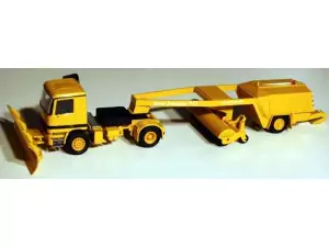 Marketplace : MERCEDES Actros 4x2 Balayeuse d'aéroport avec lame de déneigement BUCHER SCHORLING - Conrad - 1:50