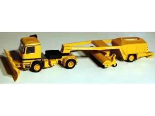 Marketplace : MERCEDES Actros 4x2 Balayeuse d'aéroport avec lame de déneigement BUCHER SCHORLING - Conrad - 1:50