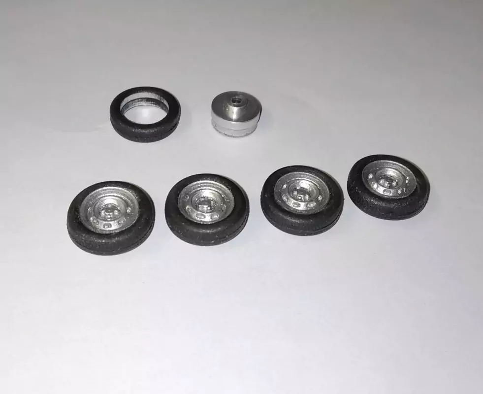 4 roues complètes - Jantes ø9.50 mm + insert + pneus - Ech. 1/43