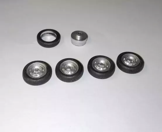 4 roues complètes - Jantes ø9.50 mm + insert + pneus - Ech. 1/43