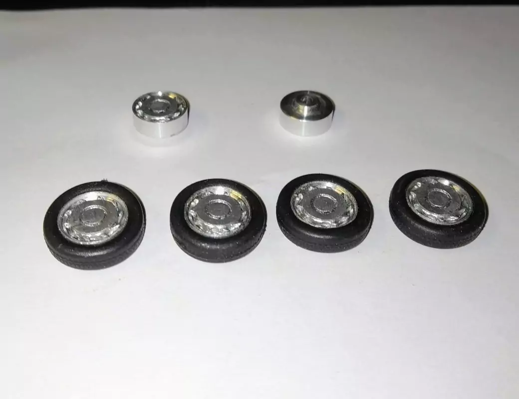 4 roues complètes - Jantes ø9.50 mm + insert + pneus - Ech. 1/43 |P...