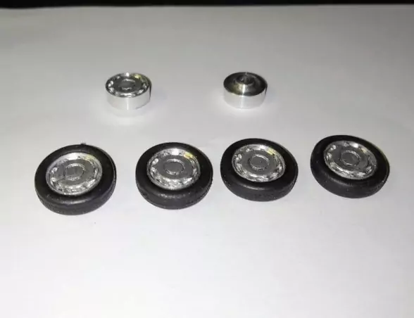 4 roues complètes - Jantes ø9.50 mm + insert + pneus - Ech. 1/43 |P...