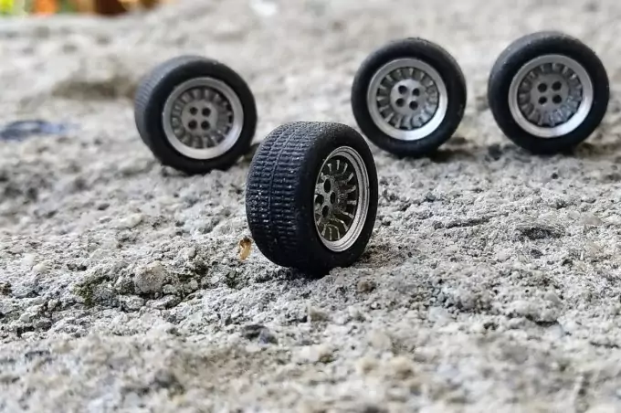 4 roues complètes - Jantes ø9.50 mm + insert + pneus - Ech. 1:43