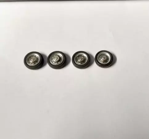 4 roues complètes - Jantes ø9.50 mm + insert + pneus - Ech. 1/43 |P...