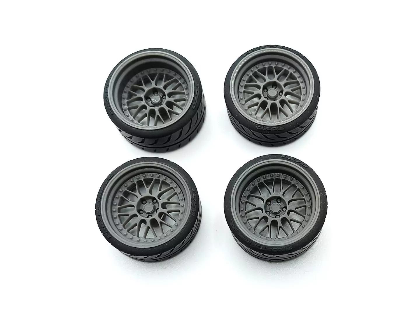 4 roues ø34 mm - Pneu en résine souple - 1:18