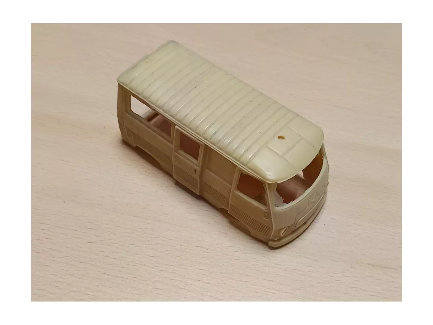 En l'état : Carrosserie Peugeot J7 - Résine - 1:43