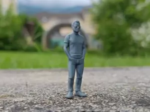 Diorama : Homme debout avec lunettes H.42.70mm - 3D CREATIVE - 1:43