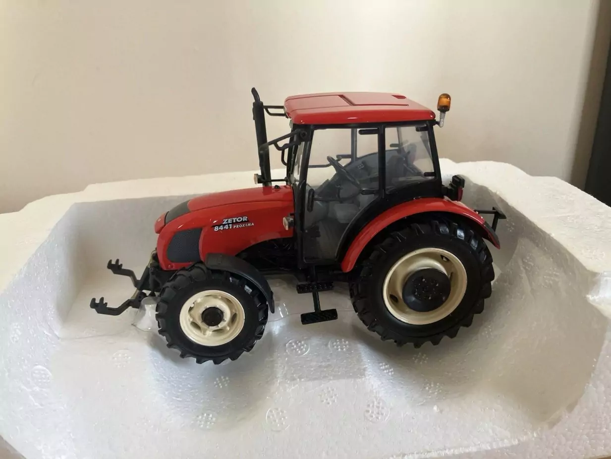 Marketplace : Tracteur ZETOR PROXIMA 8441 - UNIVERSAL HOBBIES - 1:32