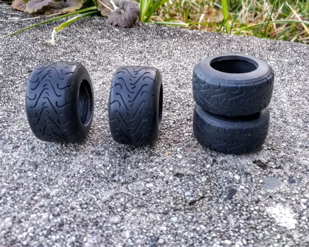 EN L'ÉTAT - 4 pneus Formule 1 en résine souple - Ech. 1:18 - Pour j...