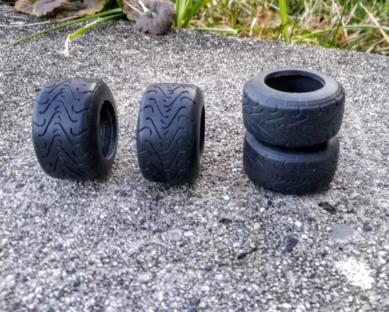 EN L'ÉTAT - 4 pneus Formule 1 en résine souple - Ech. 1:18 - Pour j...