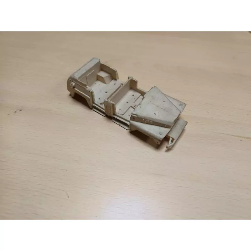 En l'état : CARROSSERIE - Pare-chocs cassé (n°720-01) - Résine - 1:43