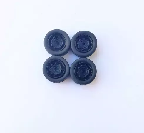 4 roues complètes noires - Diam. 13mm - Ech. 1:43 - Résine