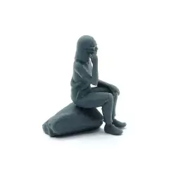 Femme assise sur un rocher au téléphone – Diorama 3D Creative – Échelle 1/43