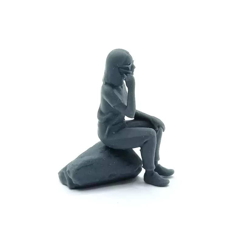 Femme assise sur un rocher au téléphone – Diorama 3D Creative – Échelle 1/43