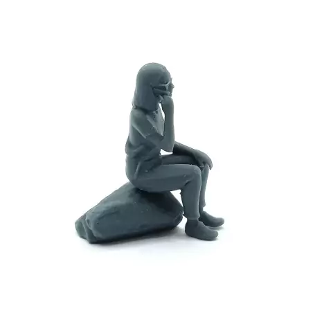 Femme assise sur un rocher au téléphone – Diorama 3D Creative – Échelle 1/43