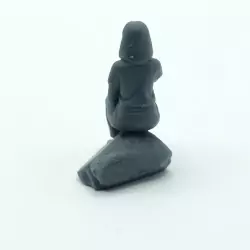 Femme assise sur un rocher au téléphone – Diorama 3D Creative – Échelle 1/43