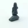 Femme assise sur un rocher au téléphone – Diorama 3D Creative – Échelle 1/43